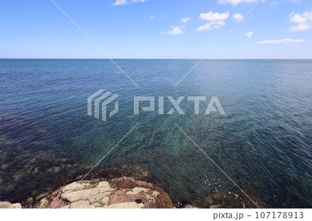 夏の北海道、宗谷地方、一本道を走ってるとオホーツク海に突き出した千畳岩に出会う。夏の海辺で何想う 107178913