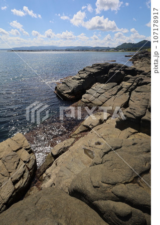夏の北海道、宗谷地方、一本道を走ってるとオホーツク海に突き出した千畳岩に出会う。夏の海辺で何想う 夏の北海道、宗谷地方、一本道を走ってるとオホーツク海に突き出した千畳岩に出会う。夏の海辺で何想う 107178917