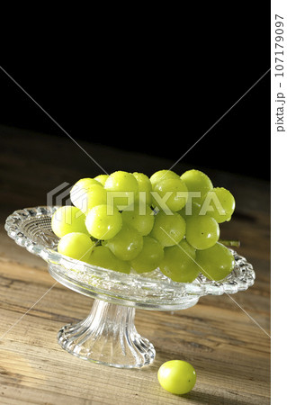 ケーキスタンドに盛り付けられたシャインマスカット 107179097
