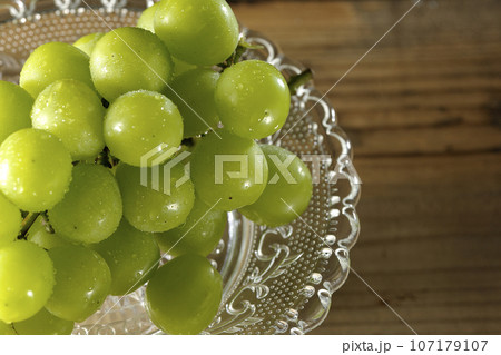 ケーキスタンドに盛り付けられたシャインマスカット ケーキスタンドに盛り付けられたシャインマスカット 107179107