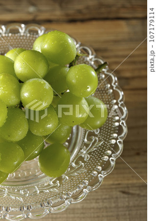 ケーキスタンドに盛り付けられたシャインマスカット 107179114