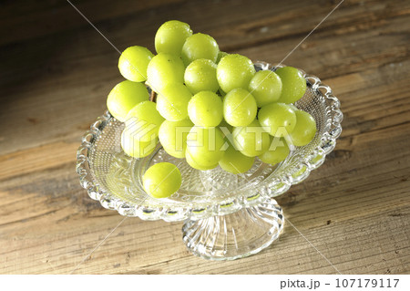 ケーキスタンドに盛り付けられたシャインマスカット ケーキスタンドに盛り付けられたシャインマスカット 107179117