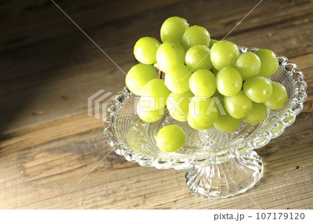ケーキスタンドに盛り付けられたシャインマスカット 107179120