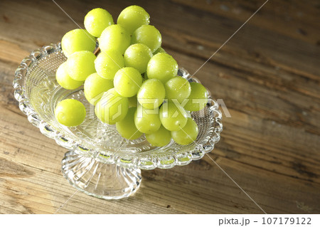 ケーキスタンドに盛り付けられたシャインマスカット ケーキスタンドに盛り付けられたシャインマスカット 107179122
