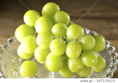 ケーキスタンドに盛り付けられたシャインマスカット ケーキスタンドに盛り付けられたシャインマスカット 107179123