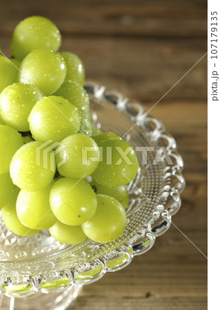 ケーキスタンドに盛り付けられたシャインマスカット 107179135