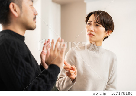 夫を咎める女性 夫を咎める女性 107179180