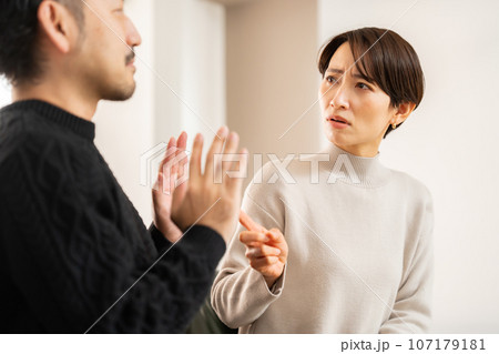 夫を咎める女性 夫を咎める女性 107179181