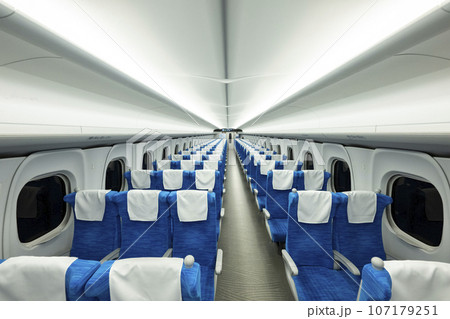 新幹線 ガラガラで貸し切り状態の車両 台風の日の終電 新幹線 ガラガラで貸し切り状態の車両 台風の日の終電 107179251