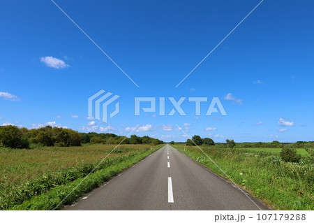 北海道最北の地、オホーツクを望む牧草地の一本道、その名は猿払村道エサヌカ線、夏の空に映えるツーリング 北海道最北の地、オホーツクを望む牧草地の一本道、その名は猿払村道エサヌカ線、夏の空に映えるツーリング 107179288