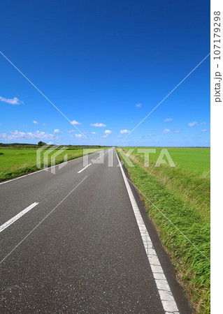 北海道最北の地、オホーツクを望む牧草地の一本道、その名は猿払村道エサヌカ線、夏の空に映えるツーリング 北海道最北の地、オホーツクを望む牧草地の一本道、その名は猿払村道エサヌカ線、夏の空に映えるツーリング 107179298