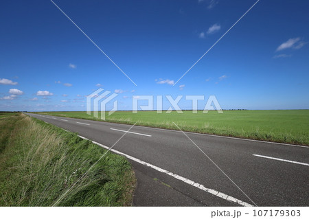 北海道最北の地、オホーツクを望む牧草地の一本道、その名は猿払村道エサヌカ線、夏の空に映えるツーリング 北海道最北の地、オホーツクを望む牧草地の一本道、その名は猿払村道エサヌカ線、夏の空に映えるツーリング 107179303