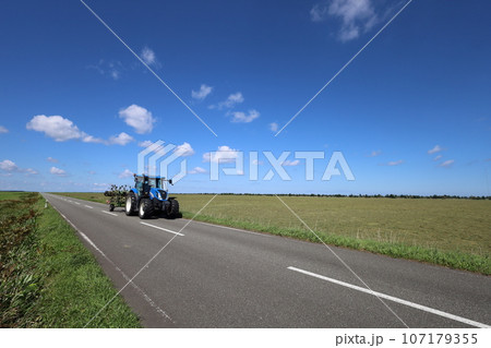 北海道最北の地、オホーツクを望む牧草地の一本道、その名は猿払村道エサヌカ線、夏の空に映えるツーリング 107179355