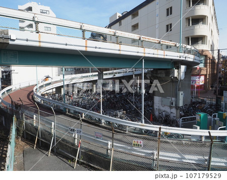 ループ橋と自転車置き場 地方都市の風景 ループ橋と自転車置き場 地方都市の風景 107179529