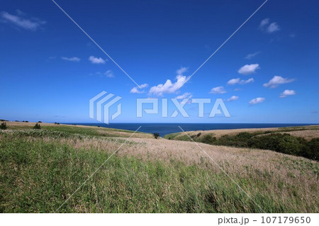 日本最北端の地、北緯四五度、北海道の宗谷岬にて何を想う?なつぞら北海道、遠くサハリンを望む、大いなる 日本最北端の地、北緯四五度、北海道の宗谷岬にて何を想う?なつぞら北海道、遠くサハリンを望む、大いなる 107179650