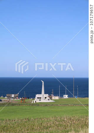 日本最北端の地、北緯四五度、北海道の宗谷岬にて何を想う？なつぞら北海道、遠くサハリンを望む、大いなる 107179657