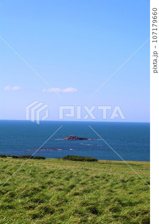 日本最北端の地、北緯四五度、北海道の宗谷岬にて何を想う?なつぞら北海道、遠くサハリンを望む、大いなる 日本最北端の地、北緯四五度、北海道の宗谷岬にて何を想う?なつぞら北海道、遠くサハリンを望む、大いなる 107179660