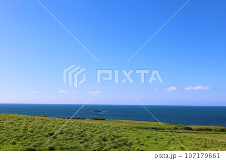 日本最北端の地、北緯四五度、北海道の宗谷岬にて何を想う？なつぞら北海道、遠くサハリンを望む、大いなる 107179661