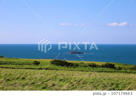 日本最北端の地、北緯四五度、北海道の宗谷岬にて何を想う？なつぞら北海道、遠くサハリンを望む、大いなる 107179663