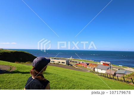 日本最北端の地、北緯四五度、北海道の宗谷岬にて何を想う？なつぞら北海道、遠くサハリンを望む、大いなる 107179678