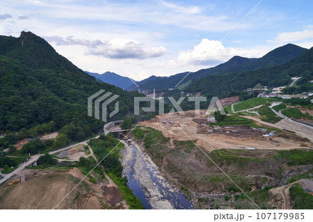 群馬県　八ッ場ダム工事中の吾妻川 107179985