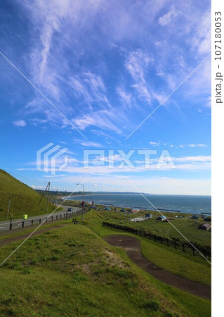 日本最大の高層湿原、北海道の利尻礼文サロベツ国立公園、サロベツの原野で洋上の利尻島を眺める、その夕日 日本最大の高層湿原、北海道の利尻礼文サロベツ国立公園、サロベツの原野で洋上の利尻島を眺める、その夕日 107180053