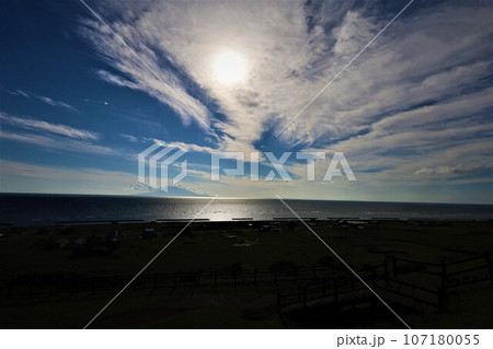 日本最大の高層湿原、北海道の利尻礼文サロベツ国立公園、サロベツの原野で洋上の利尻島を眺める、その夕日 107180055