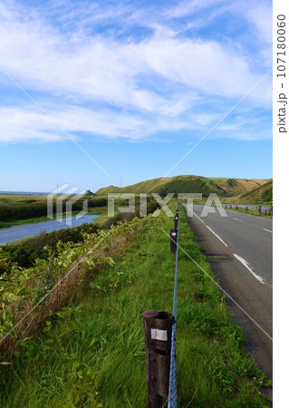 日本最大の高層湿原、北海道の利尻礼文サロベツ国立公園、サロベツの原野で洋上の利尻島を眺める、その夕日 日本最大の高層湿原、北海道の利尻礼文サロベツ国立公園、サロベツの原野で洋上の利尻島を眺める、その夕日 107180060