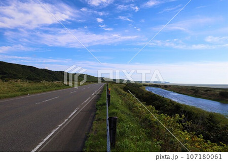 日本最大の高層湿原、北海道の利尻礼文サロベツ国立公園、サロベツの原野で洋上の利尻島を眺める、その夕日 107180061