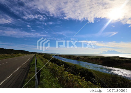 日本最大の高層湿原、北海道の利尻礼文サロベツ国立公園、サロベツの原野で洋上の利尻島を眺める、その夕日 日本最大の高層湿原、北海道の利尻礼文サロベツ国立公園、サロベツの原野で洋上の利尻島を眺める、その夕日 107180063