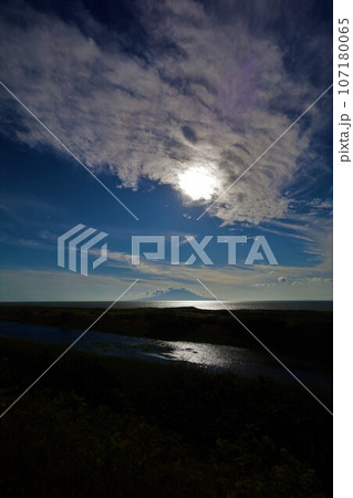 日本最大の高層湿原、北海道の利尻礼文サロベツ国立公園、サロベツの原野で洋上の利尻島を眺める、その夕日 107180065