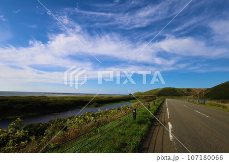 日本最大の高層湿原、北海道の利尻礼文サロベツ国立公園、サロベツの原野で洋上の利尻島を眺める、その夕日 日本最大の高層湿原、北海道の利尻礼文サロベツ国立公園、サロベツの原野で洋上の利尻島を眺める、その夕日 107180066