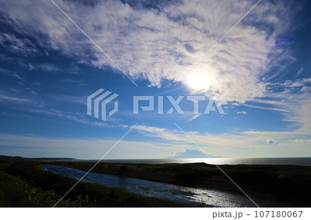 日本最大の高層湿原、北海道の利尻礼文サロベツ国立公園、サロベツの原野で洋上の利尻島を眺める、その夕日 107180067