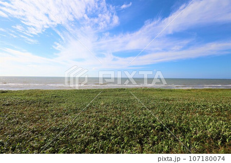 日本最大の高層湿原、北海道の利尻礼文サロベツ国立公園、サロベツの原野で洋上の利尻島を眺める、その夕日 107180074