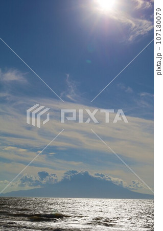 日本最大の高層湿原、北海道の利尻礼文サロベツ国立公園、サロベツの原野で洋上の利尻島を眺める、その夕日 日本最大の高層湿原、北海道の利尻礼文サロベツ国立公園、サロベツの原野で洋上の利尻島を眺める、その夕日 107180079