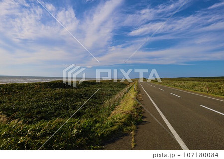 日本最大の高層湿原、北海道の利尻礼文サロベツ国立公園、サロベツの原野で洋上の利尻島を眺める、その夕日 日本最大の高層湿原、北海道の利尻礼文サロベツ国立公園、サロベツの原野で洋上の利尻島を眺める、その夕日 107180084