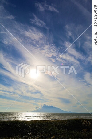 日本最大の高層湿原、北海道の利尻礼文サロベツ国立公園、サロベツの原野で洋上の利尻島を眺める、その夕日 107180089