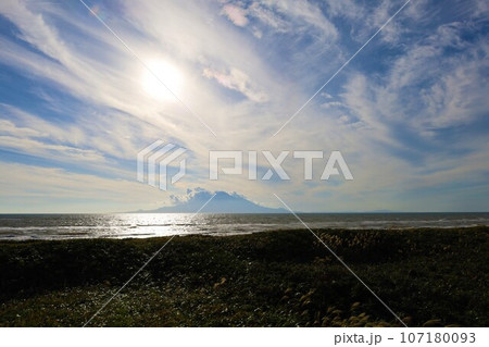 日本最大の高層湿原、北海道の利尻礼文サロベツ国立公園、サロベツの原野で洋上の利尻島を眺める、その夕日 107180093