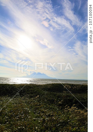 日本最大の高層湿原、北海道の利尻礼文サロベツ国立公園、サロベツの原野で洋上の利尻島を眺める、その夕日 107180094