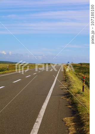日本最大の高層湿原、北海道の利尻礼文サロベツ国立公園、サロベツの原野で洋上の利尻島を眺める、その夕日 日本最大の高層湿原、北海道の利尻礼文サロベツ国立公園、サロベツの原野で洋上の利尻島を眺める、その夕日 107180100