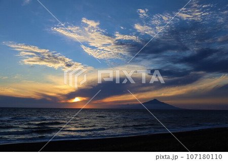 日本最大の高層湿原、北海道の利尻礼文サロベツ国立公園、サロベツの原野で洋上の利尻島を眺める、その夕日 107180110