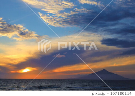 日本最大の高層湿原、北海道の利尻礼文サロベツ国立公園、サロベツの原野で洋上の利尻島を眺める、その夕日 日本最大の高層湿原、北海道の利尻礼文サロベツ国立公園、サロベツの原野で洋上の利尻島を眺める、その夕日 107180114