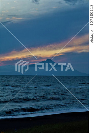 日本最大の高層湿原、北海道の利尻礼文サロベツ国立公園、サロベツの原野で洋上の利尻島を眺める、その夕日 107180118