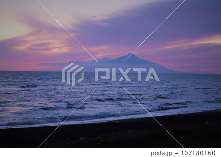 日本最大の高層湿原、北海道の利尻礼文サロベツ国立公園、サロベツの原野で洋上の利尻島を眺める、その夕日 107180160