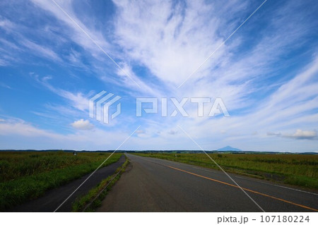 日本最大の高層湿原、北海道の利尻礼文サロベツ国立公園、サロベツの原野で洋上の利尻島を眺める、その夕日 日本最大の高層湿原、北海道の利尻礼文サロベツ国立公園、サロベツの原野で洋上の利尻島を眺める、その夕日 107180224