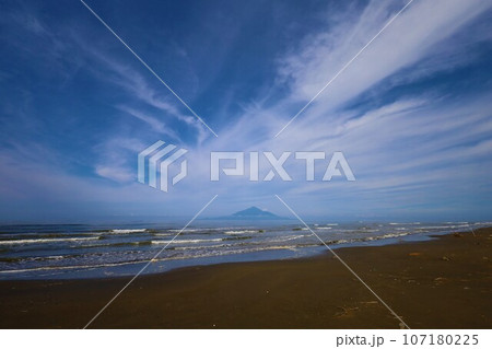 日本最大の高層湿原、北海道の利尻礼文サロベツ国立公園、サロベツの原野で洋上の利尻島を眺める、その夕日 日本最大の高層湿原、北海道の利尻礼文サロベツ国立公園、サロベツの原野で洋上の利尻島を眺める、その夕日 107180225