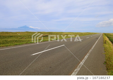 日本最大の高層湿原、北海道の利尻礼文サロベツ国立公園、サロベツの原野で洋上の利尻島を眺める、その夕日 日本最大の高層湿原、北海道の利尻礼文サロベツ国立公園、サロベツの原野で洋上の利尻島を眺める、その夕日 107180237