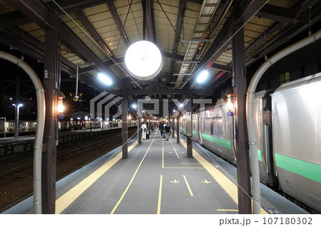 JR函館本線 小樽駅プラットホーム 107180302