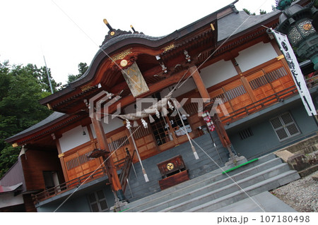神聖な雰囲気の「烏帽子山八幡宮」の社殿_山形県南陽市 神聖な雰囲気の「烏帽子山八幡宮」の社殿_山形県南陽市 107180498