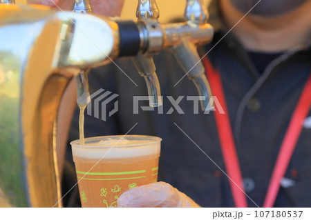 タップから注がれるビール　クラフトビール　ドラフトビール 107180537